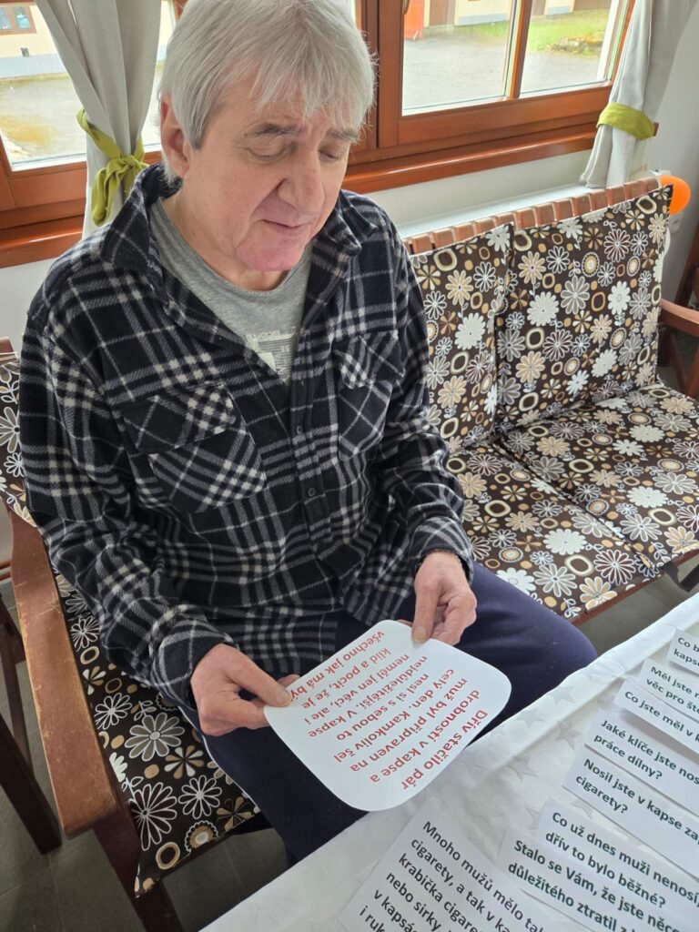 Klient čte text o tom, co se dříve nosilo v kapsách