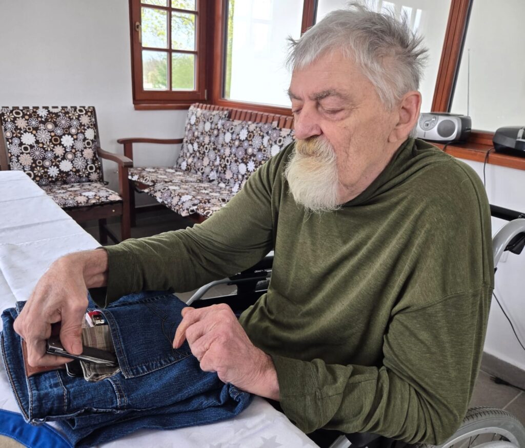 Klient sahá do kapsy a vytahuje nějaký předmět