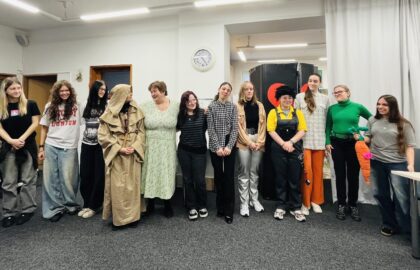 Studentky se po vystoupení klaní seniorům