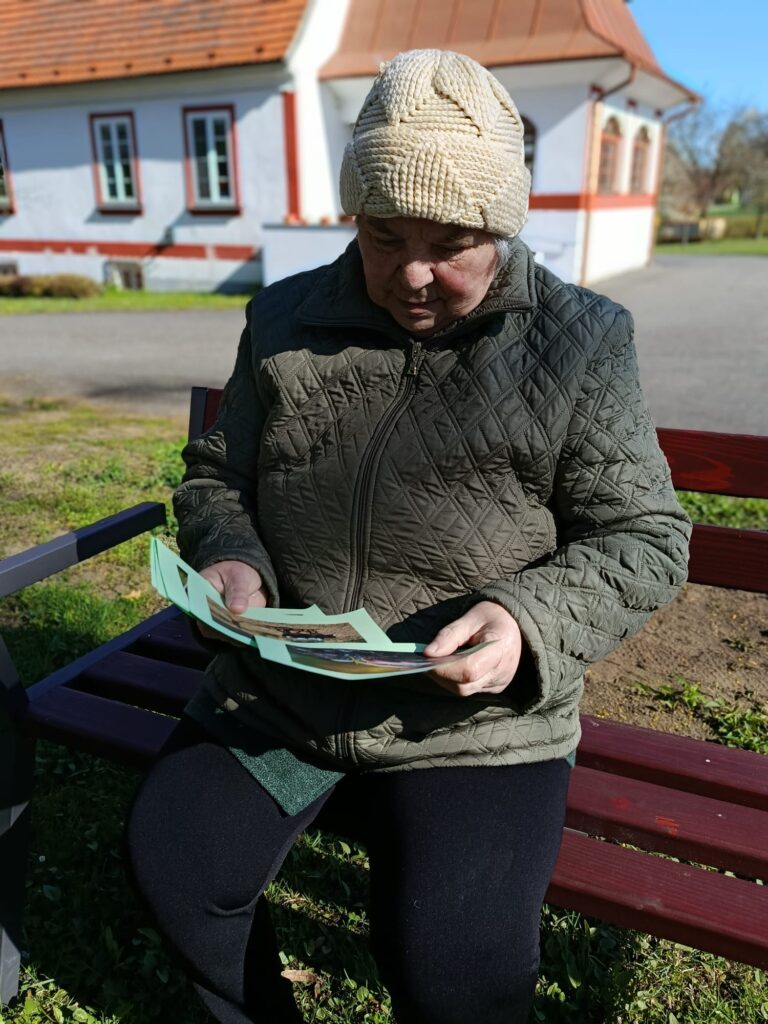 Klientka si prohlíží obrázky s fotografiemi jarních záhonků