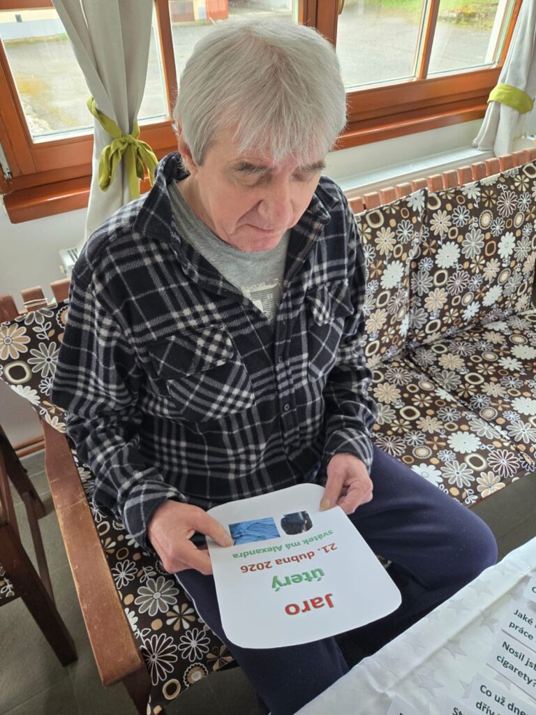Jeden z mužůbčte ceduli s nápisem jaro, úterý 21.4.2026.