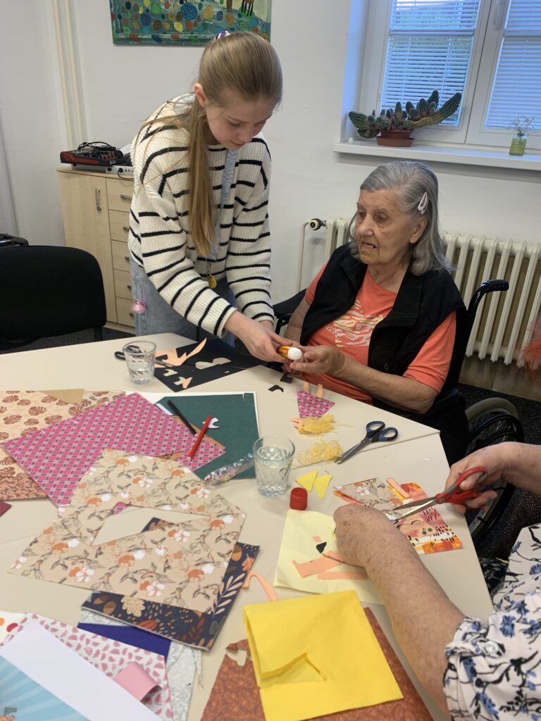 Dívka ze ZŠ Čížová společně tvoří se seniorkou čarodějnici