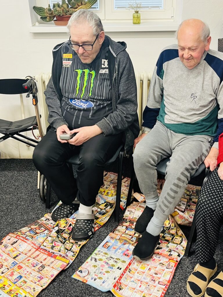 Dva klienti soutěží v rolování papíru nohama