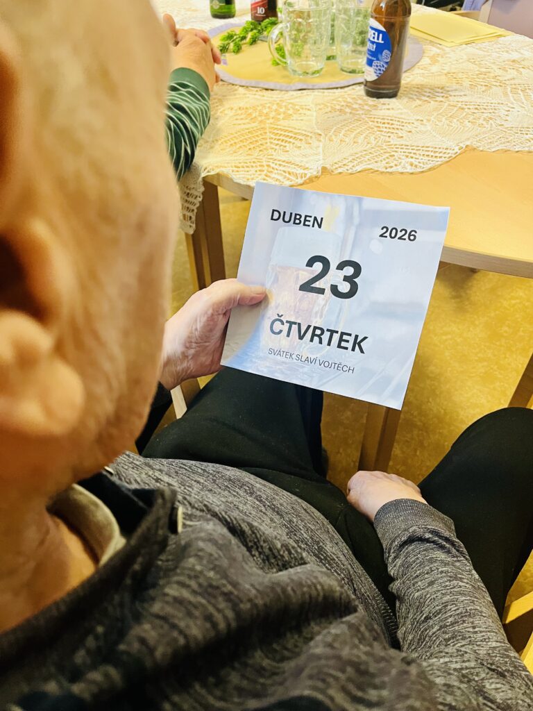 Klient čte cedulku s datem 23.4.2026