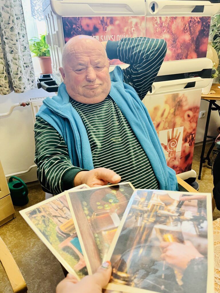 Klient si vybírá obrázek s tematikou piva