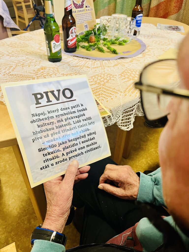 Klioent čte z textu o pivu