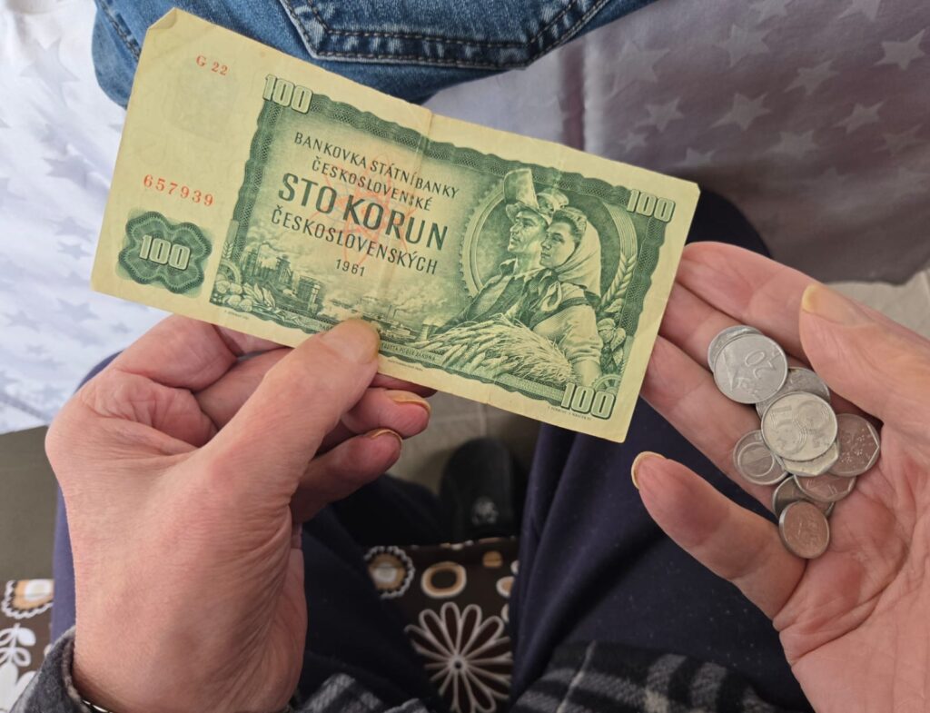 Muž v ruce drží stokorunu