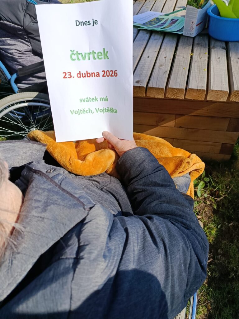 Klientka čte text s nápisem jaro, čtvrtek 23.4.2026