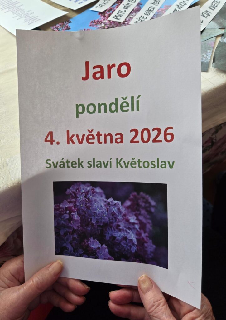 Klient drží v rukou list papíru s aktuálním datem a ročním obdobím