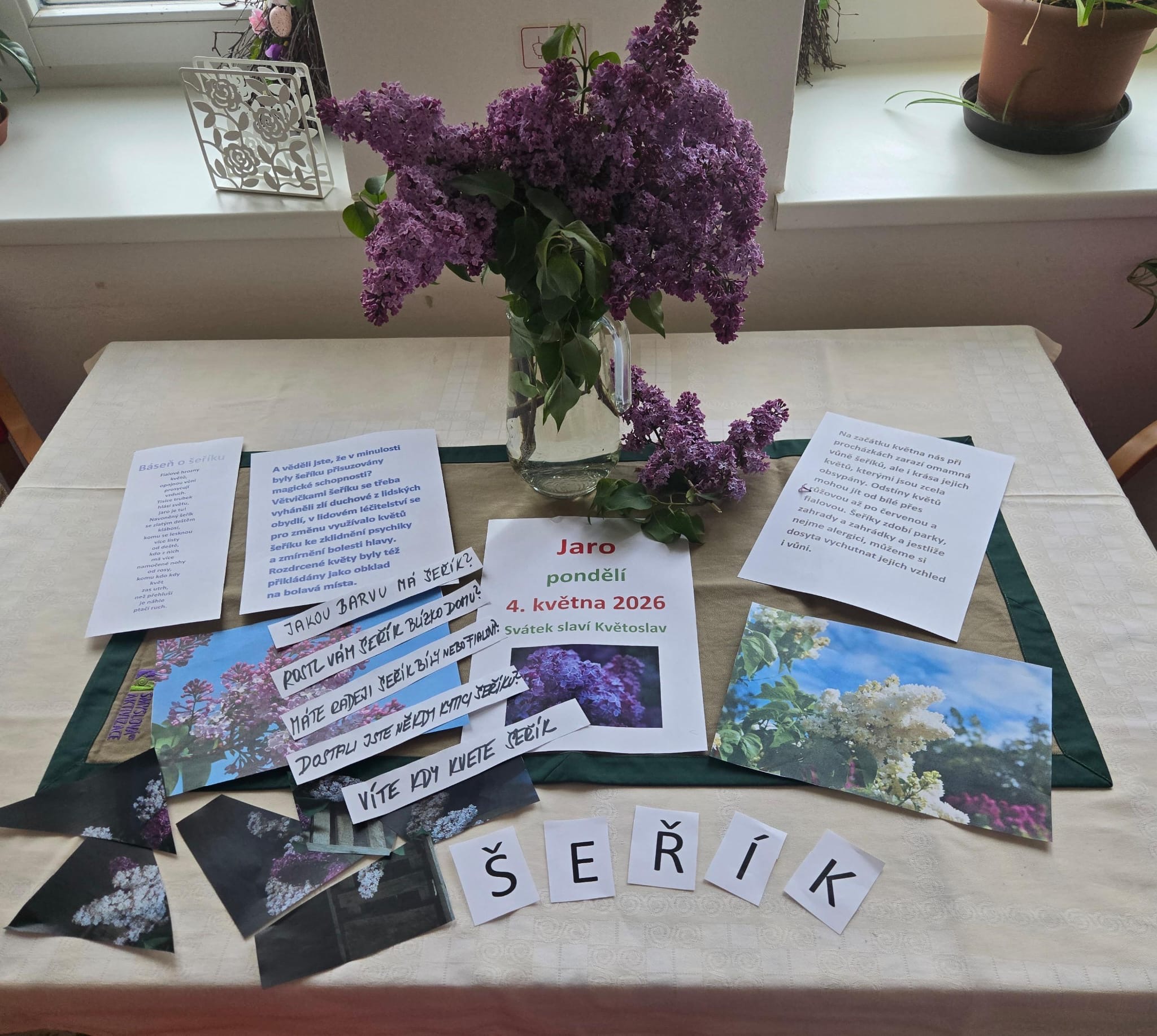 Stůl připravený ke smyslové aktivizaci na téma šeřík