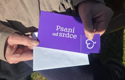 Ruce drží psaní od srdce