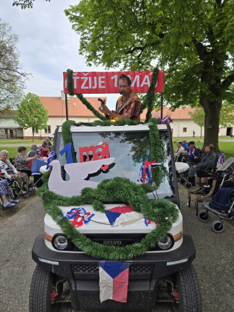 Hudebník Pavel Justich přijíždí na alegorickém vozíku