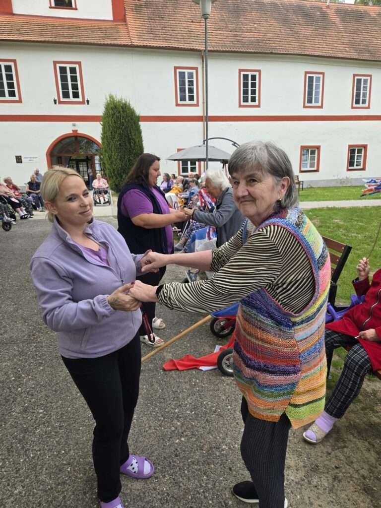 Klientky tančí se zaměstnankyněmi