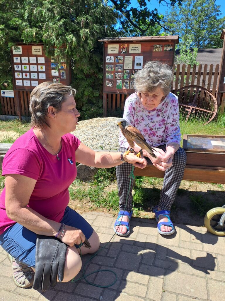 Zaměstnankyně stanice Makov ukazuje klientce poštolku