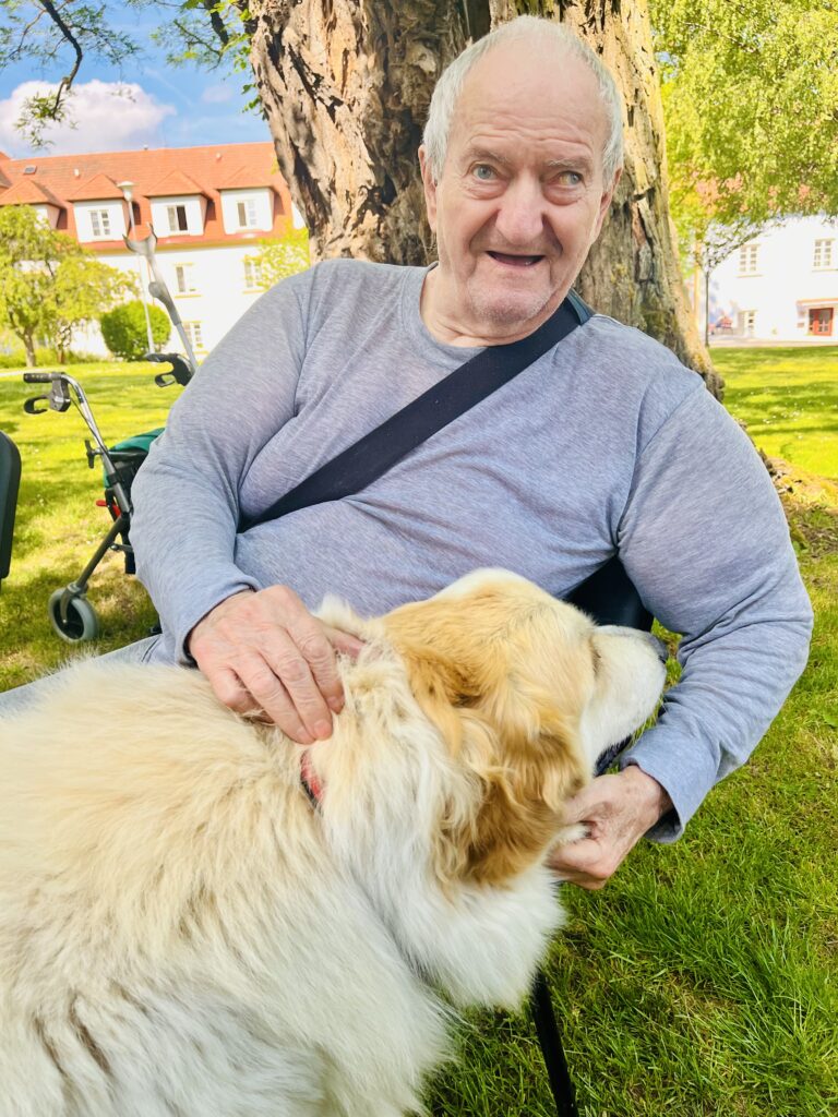 Klient si hladí psího terapeuta