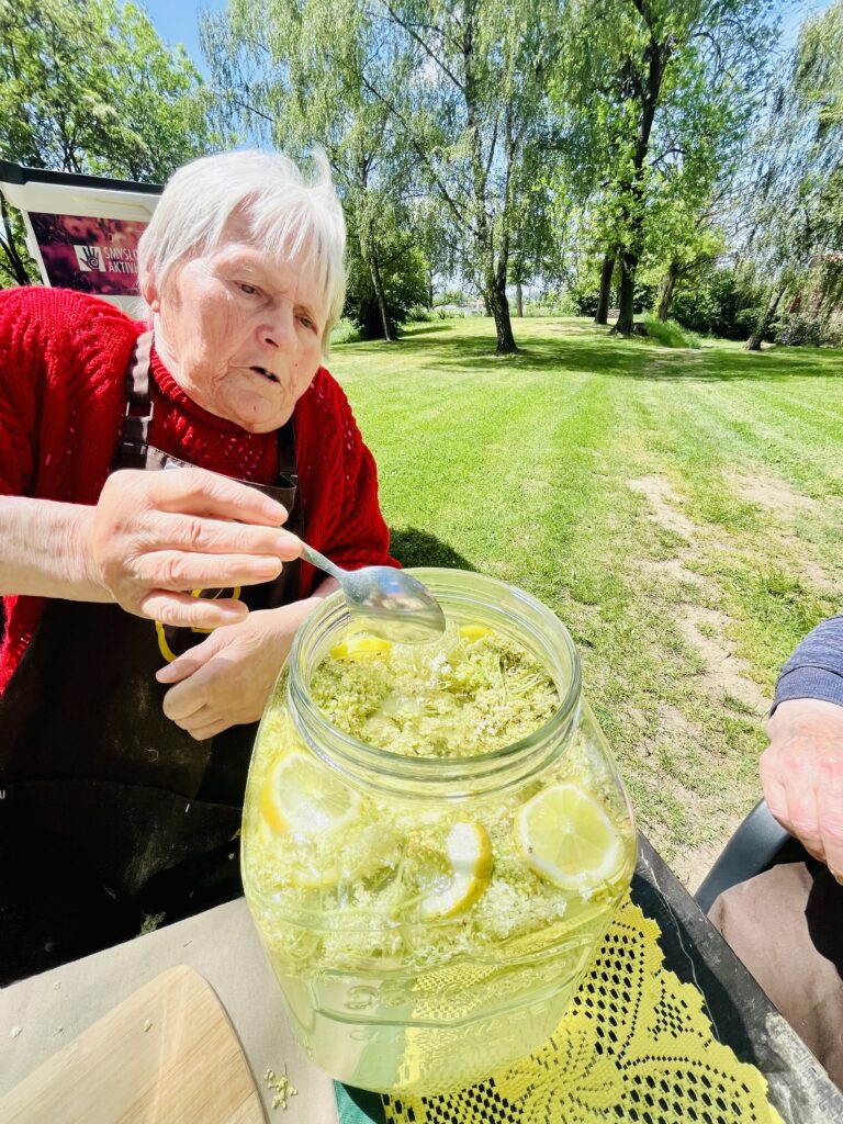 Klientka míchá limonádu ve sklenici