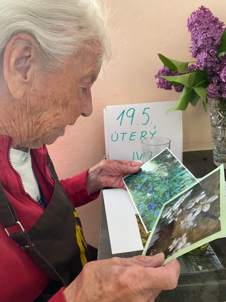 Klientka si prohlíží fotografie s jarními květinami