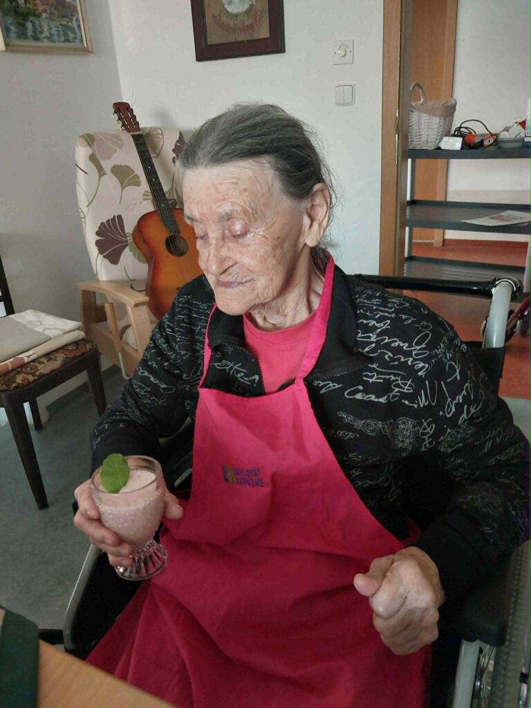 KLIENTKA DRŽÍ KOKTEJL