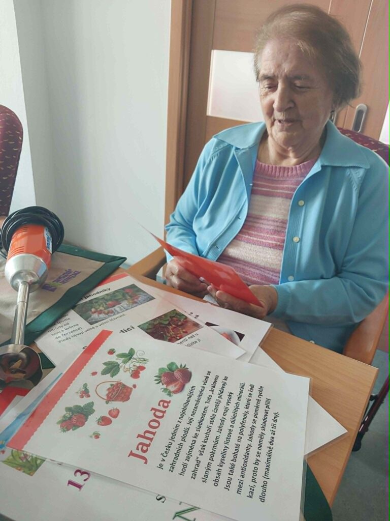 KLIENTKA ČTE Z KARTIČKY