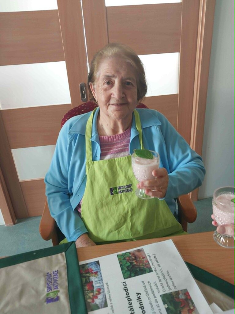 KLIENTKA DRŽÍ KOKTEJL