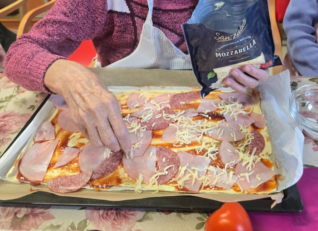 Klientka sype sýr na na pizzu