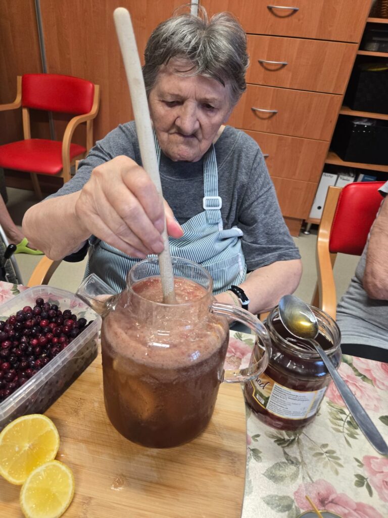 Klientka míchá hotovou limonádu z muchovníku
