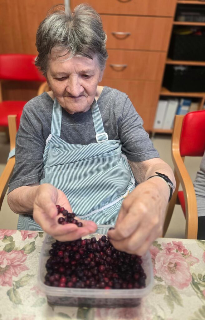 Klientka obírá muchovník