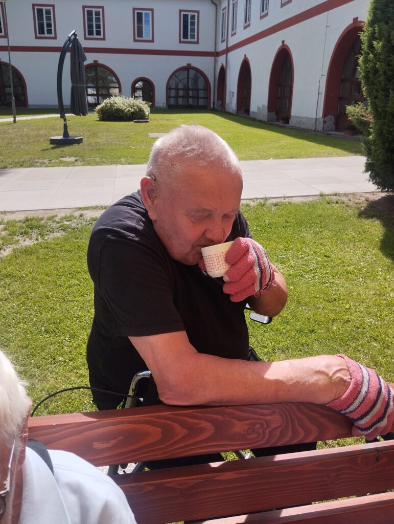 Klient ochutnává jeden z druhů čaje