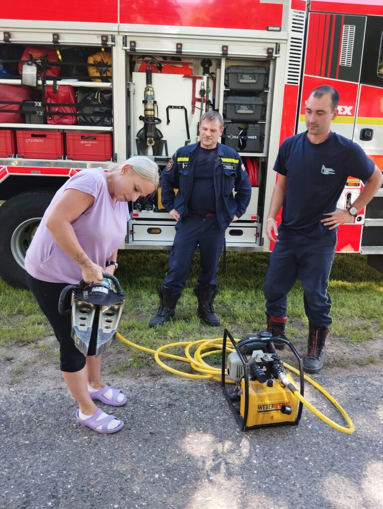 Aktivizační pracovnice potěžkává hydraulické vyprošťovací zařízení