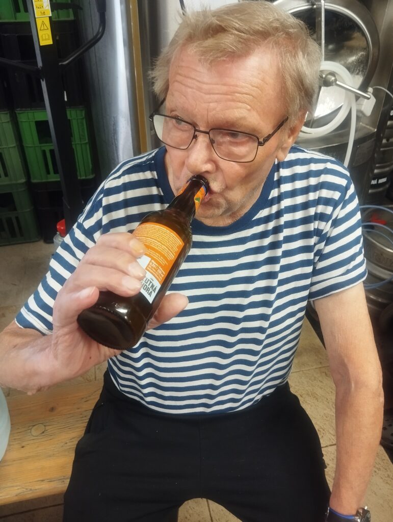 Klient pije nealkoholické mandarinkové pivo