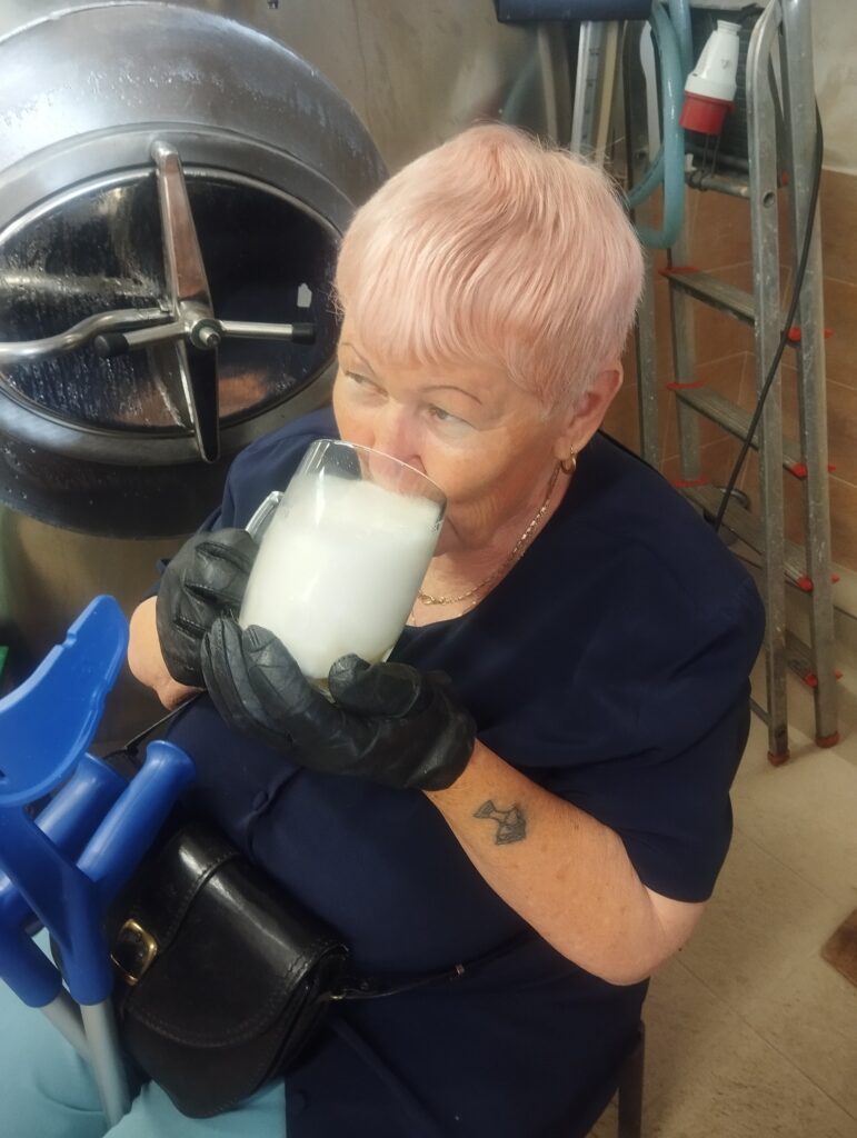 Klientka ochutnává natočené pivo