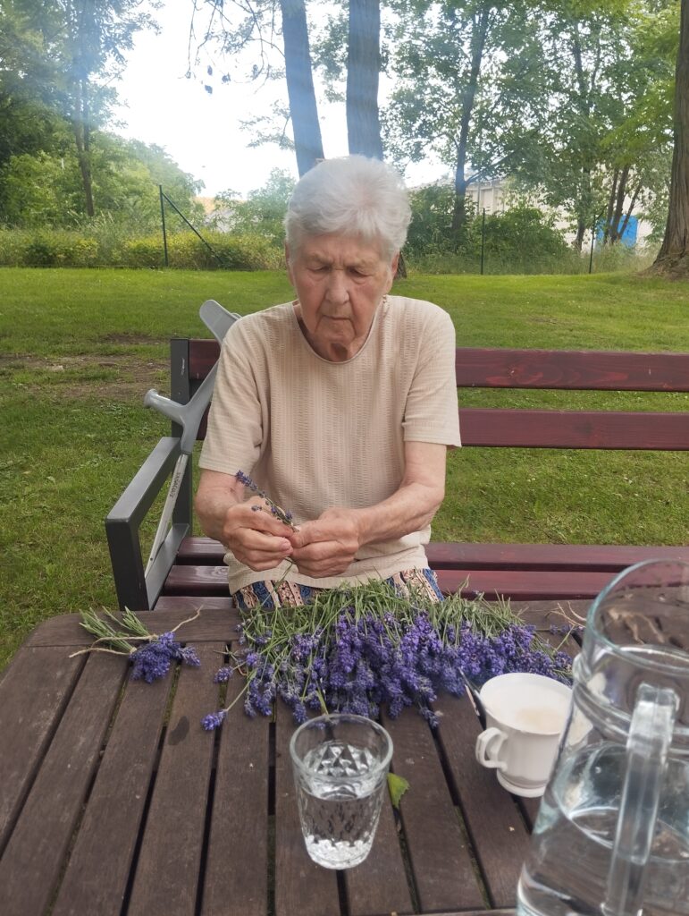Klientka svazuje levanduli