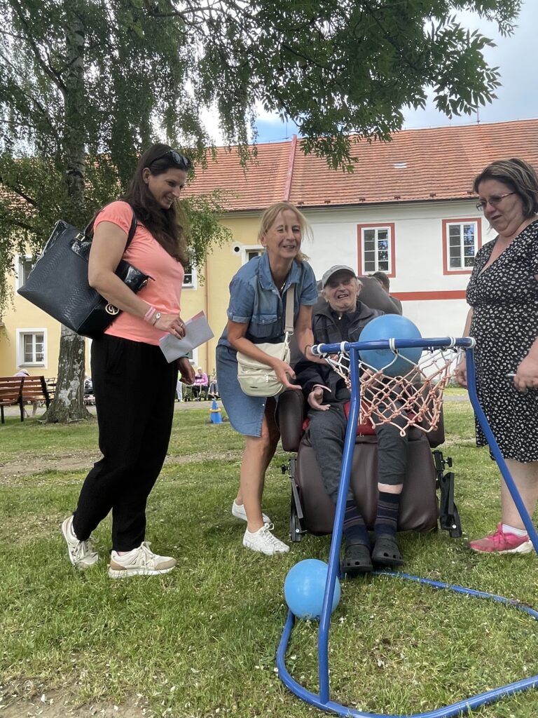 Klient se zúčastňuje soutěže v hodu na koš - asistuje mu rodina