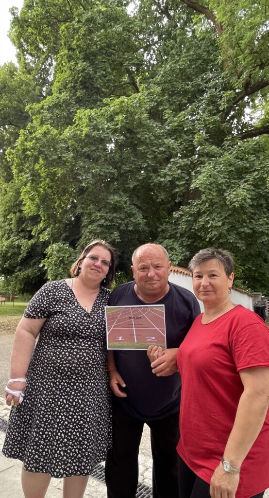 Klient s diplomem a dvě zaměstnankyně