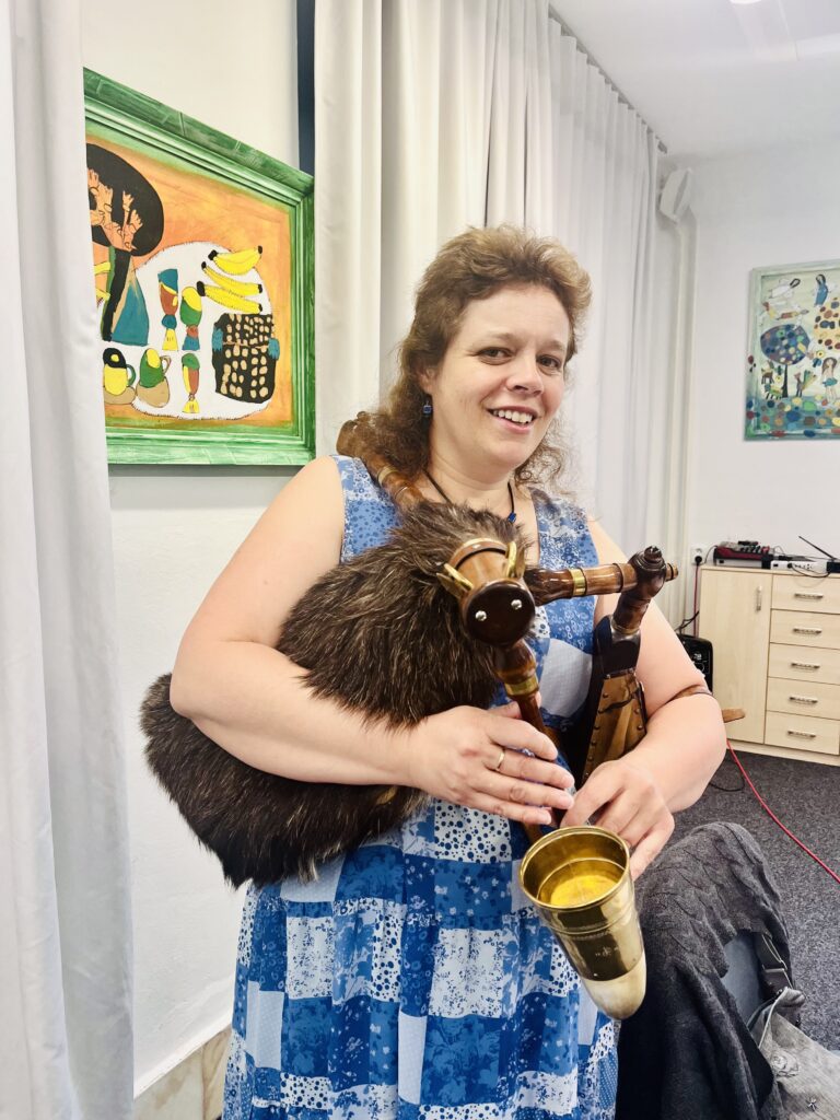 Paní Irena Novotná hraje na dudy