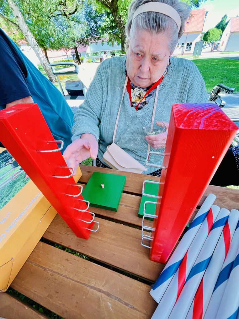 Klientka sestavuje překážky pro králíky