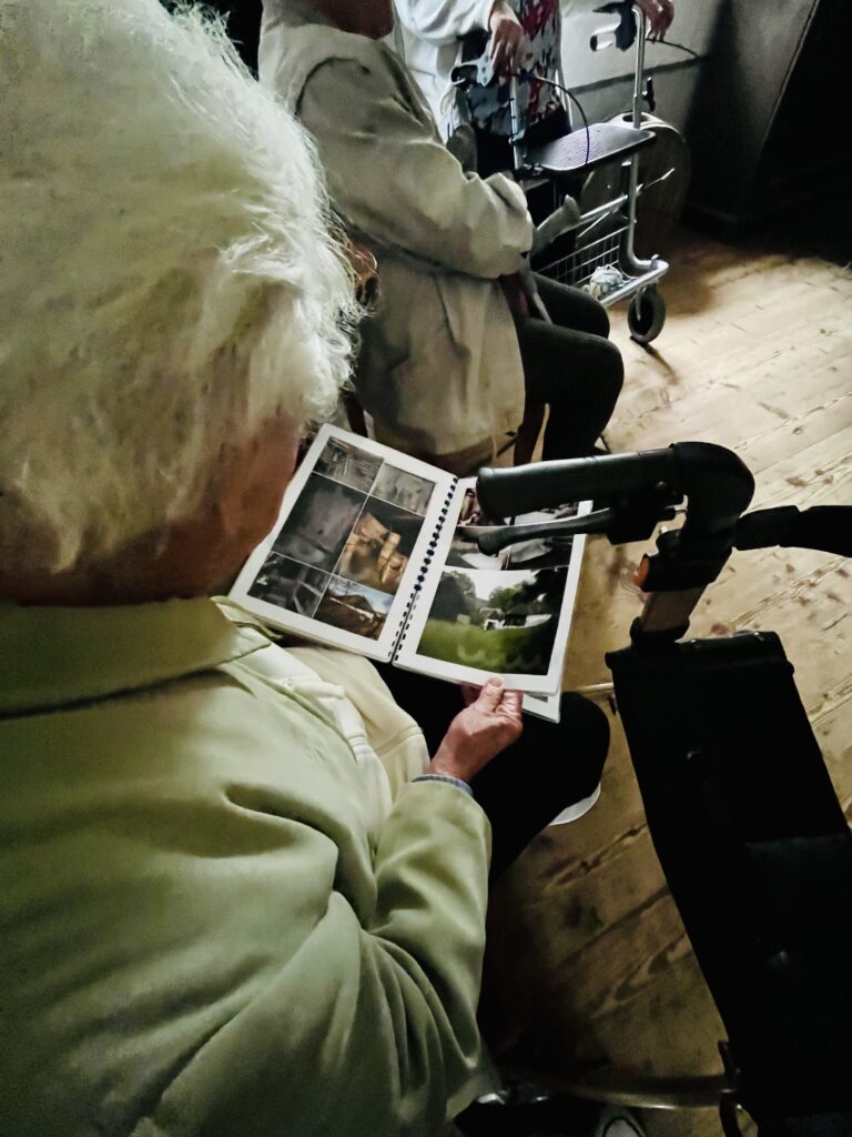 Klientka si prohlíží historické fotografie mlýna