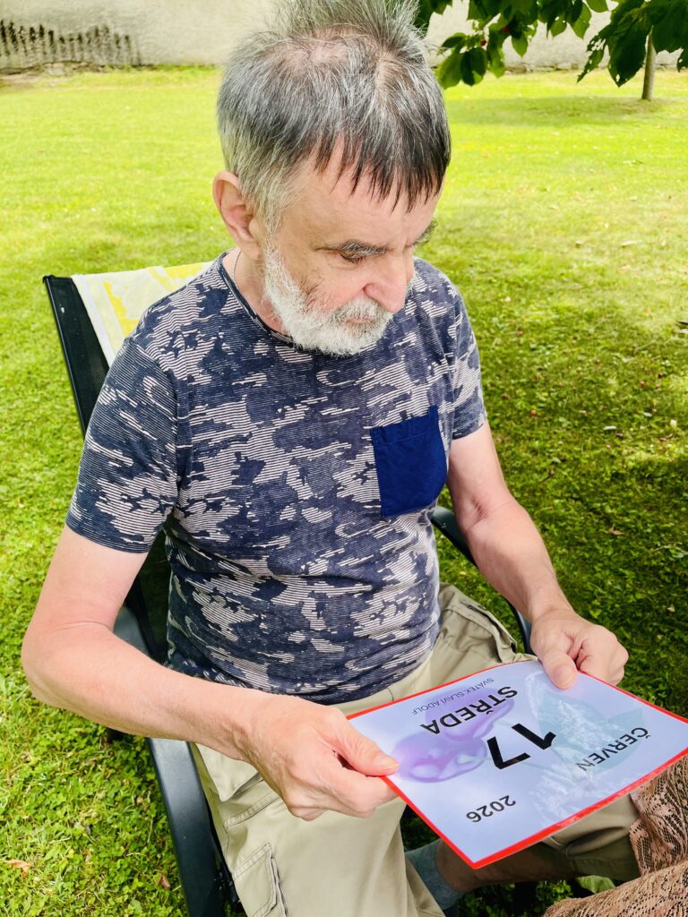 Klient čte list s datem