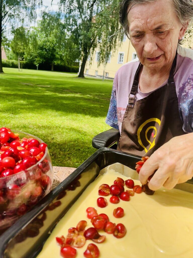 Klientka klade třešně do těsta