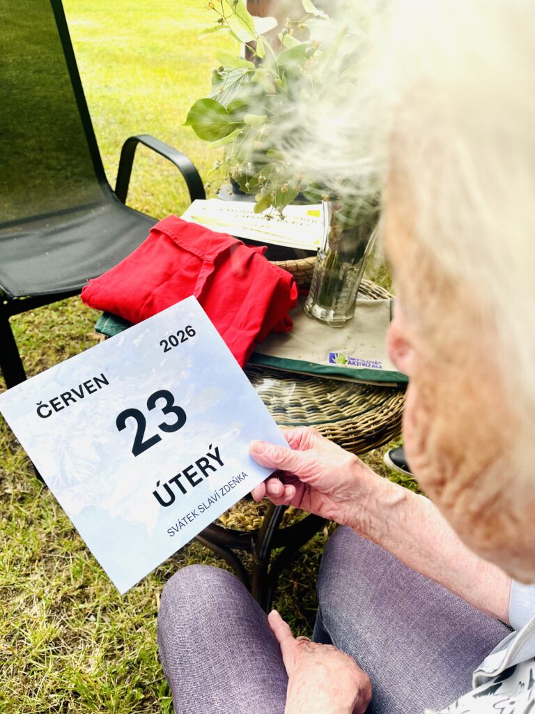 Klientka čte cedulku s datem a ročním obdobím