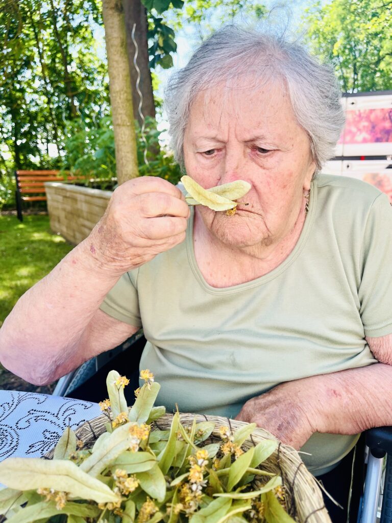 Klientka si čichá k lipovému květu