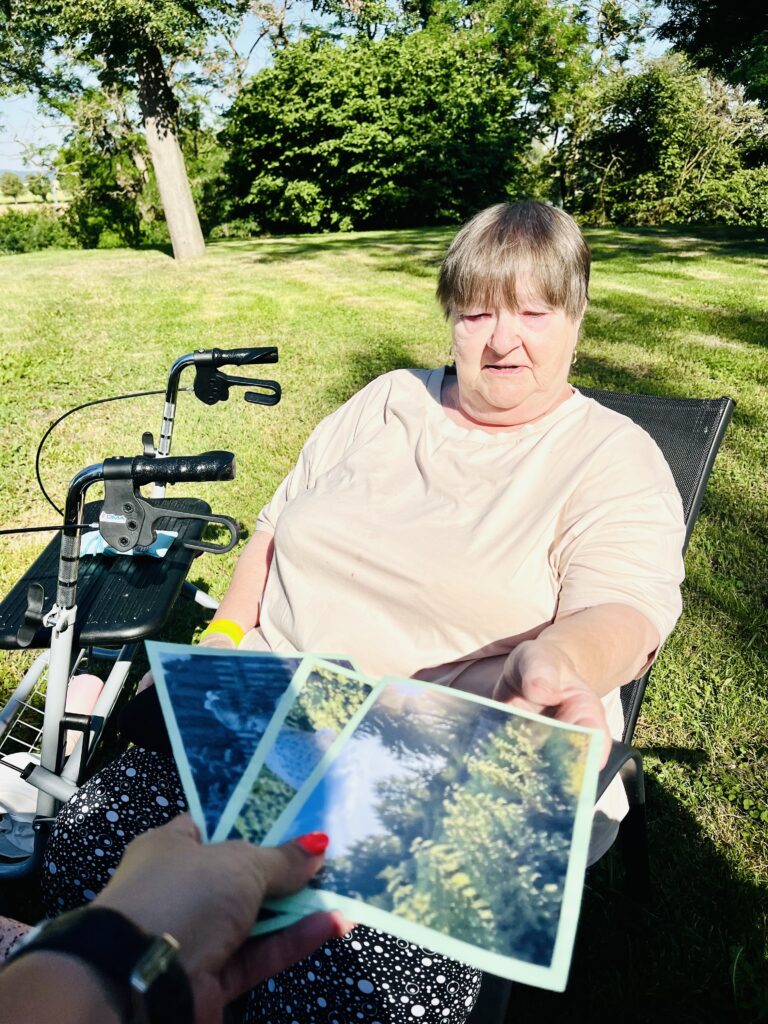 Klientka si vybírá fotografii s tématem léta