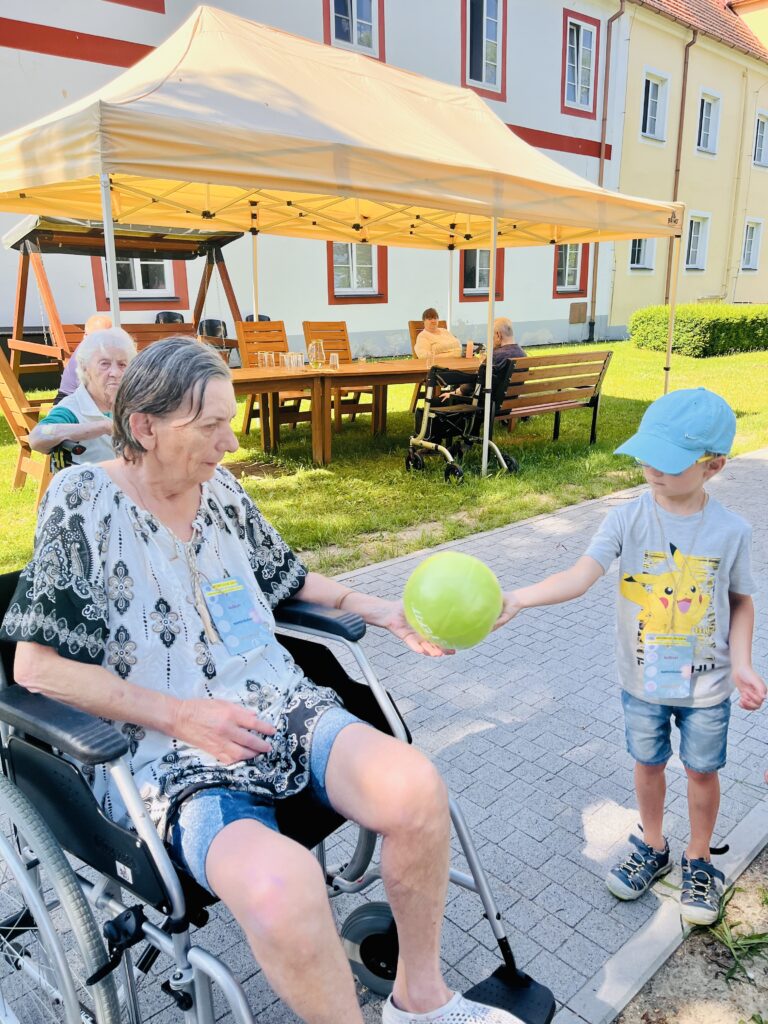 Chlapec -předškolák z MŠ Mirotice -podává míč klientce