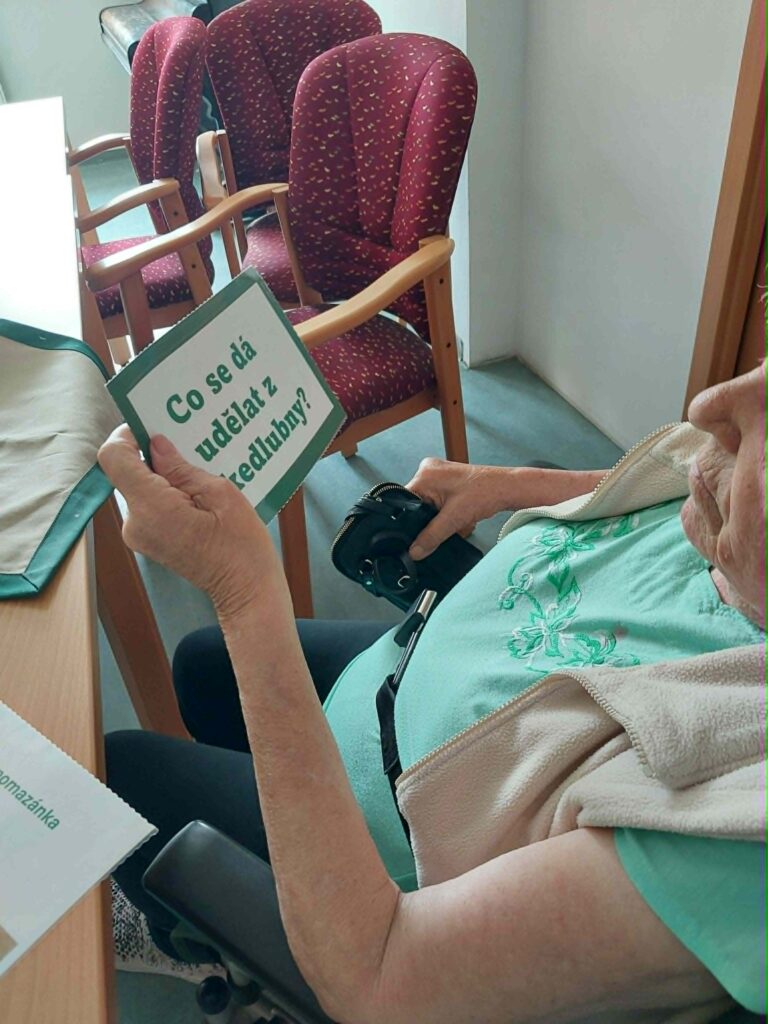 KLIENKTA ČTE CEDULKU NA SMYSLOVOU AKTIVIZACI