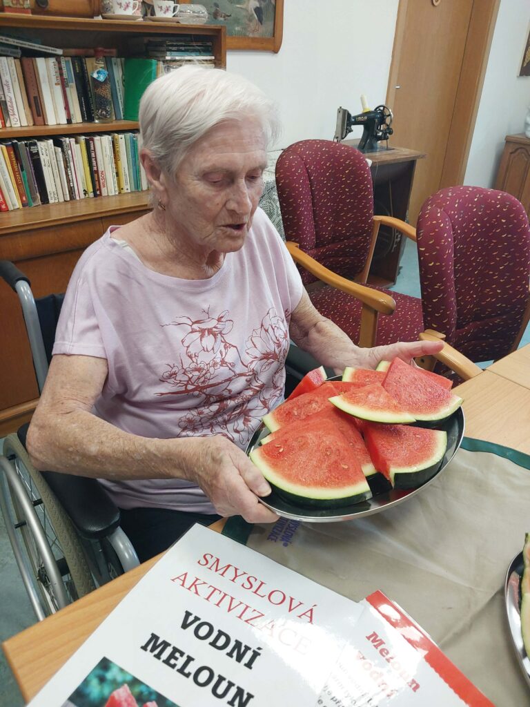 klientka drží nakrájený meloun