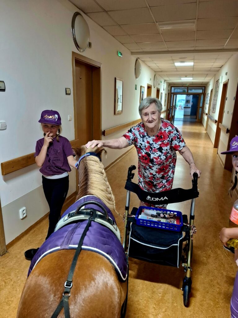 Klientka s koněm a doprovodem
