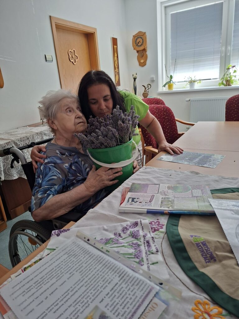 klientka s pracovnicí a pomůckami