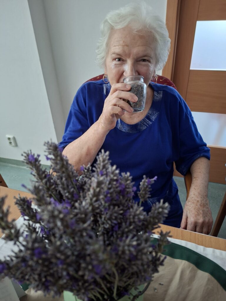 klientka čichá ke svíčce