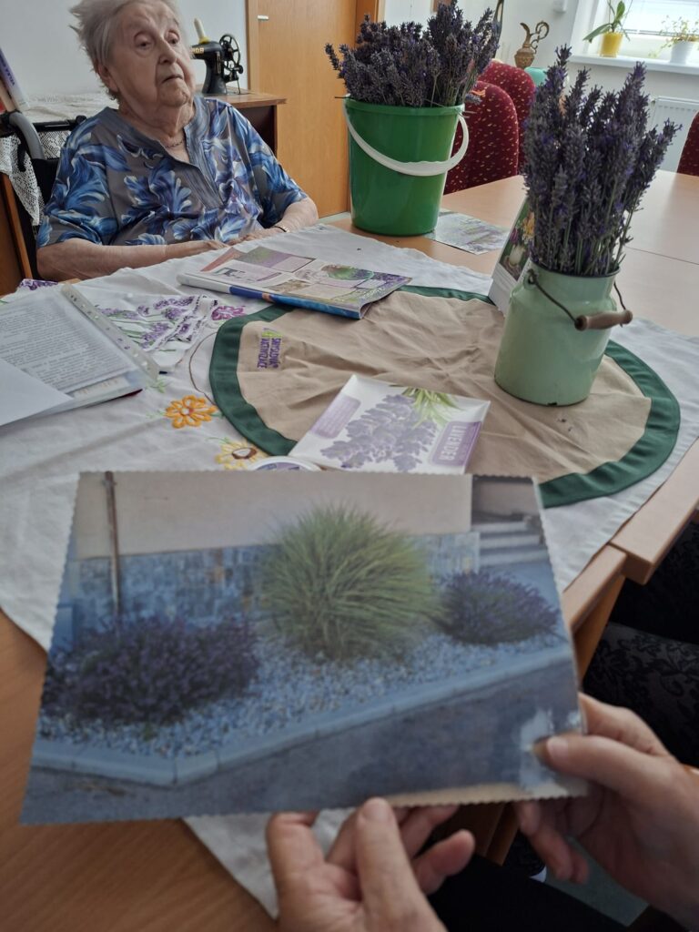 klientka si prohlíží obrázek s levandulí, druhá sedí u stolu
