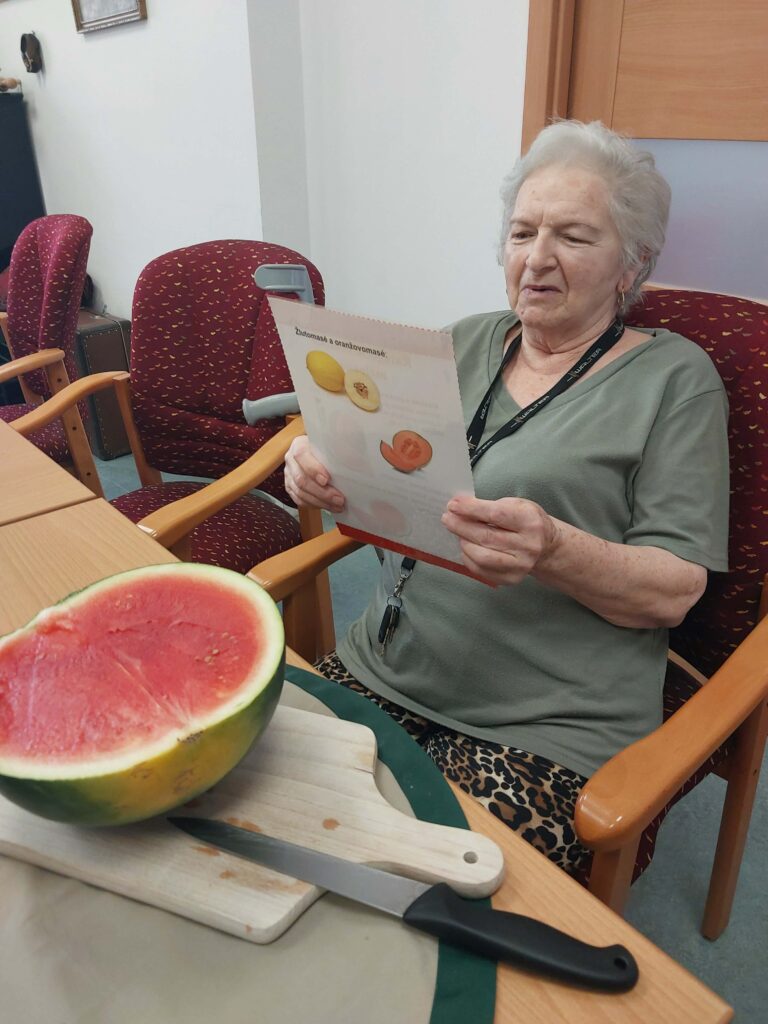 klientka čte list ke smyslovce